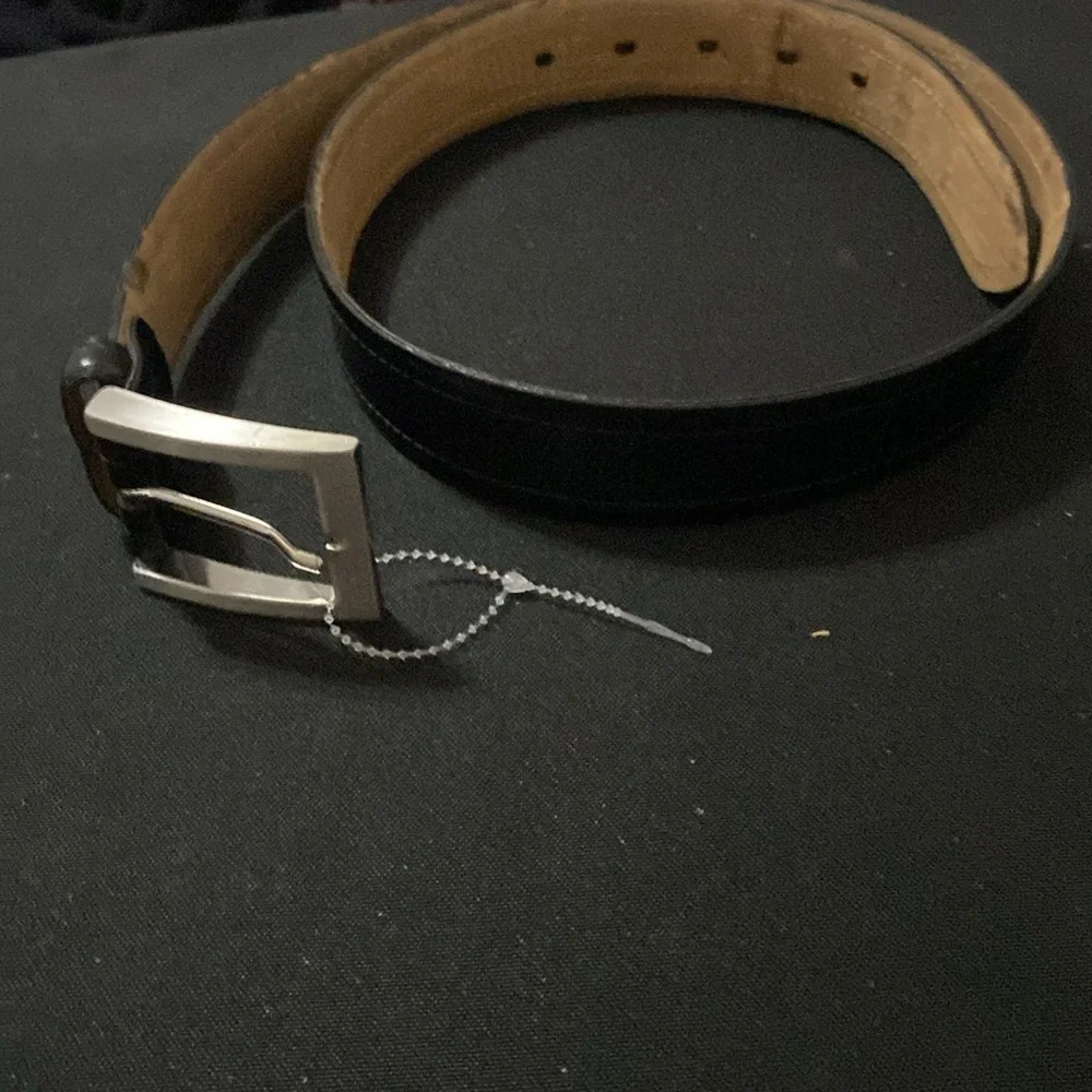 BANANA REPUBLIC BLACK LEATHER BELT WITH SICER BUCKLE GOOD CONDITION Measures 39”